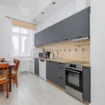 Rodzinny O Funkcjonalnym Wnetrzu 700 M Od Stacji Kolejowej By Renters Kolobřeh
