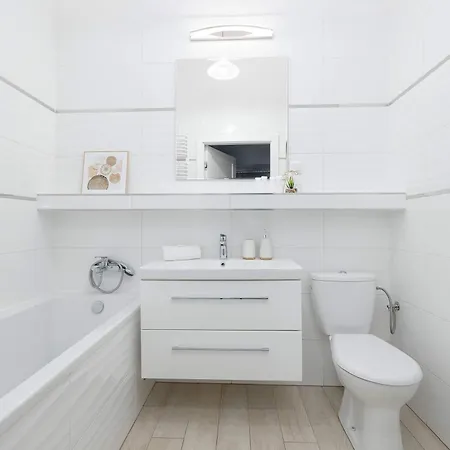 Rodzinny O Funkcjonalnym Wnetrzu 700 M Od Stacji Kolejowej By Renters Kolobřeh