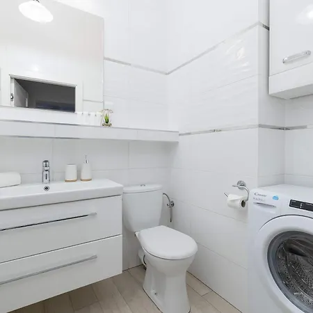 Rodzinny O Funkcjonalnym Wnetrzu 700 M Od Stacji Kolejowej By Renters Apartmán Kolobřeh